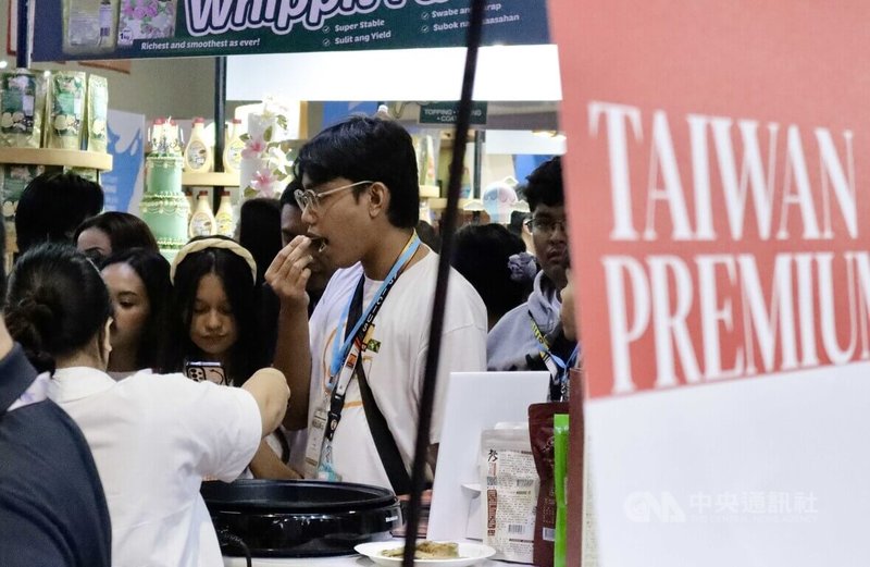 為期4天的2025年菲律賓國際食品展(WOFEX)6日在馬尼拉登場,圖為菲律賓民眾在台灣館前試吃。中央社實習記者李香霆馬尼拉攝 114年8月6日