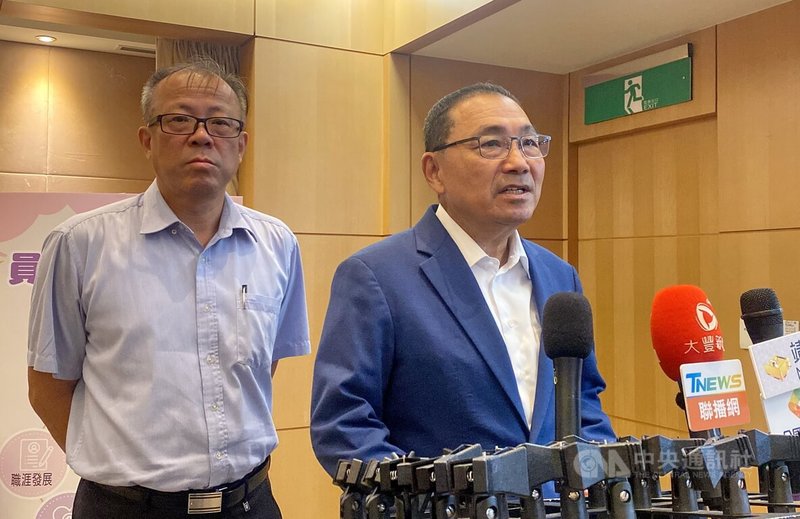 新北市長侯友宜(右)6日主持市政會議後接受聯訪,提及美國關稅、公務人員人力因應等議題。左為市府人事處長林正壹。中央社記者黃旭昇新北攝 114年8月6日