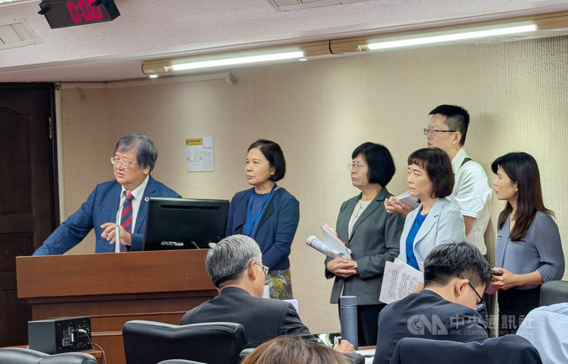 國民黨立委王育敏等多名立委6日在立法院社福及衛生環境委員會質詢提出,以電子監控加上警示系統,防家暴施暴者靠近被害人。衛福部長邱泰源(左)承諾將於1個月內召集司法警政單位開會研商。中央社記者曾以寧攝 114年8月6日