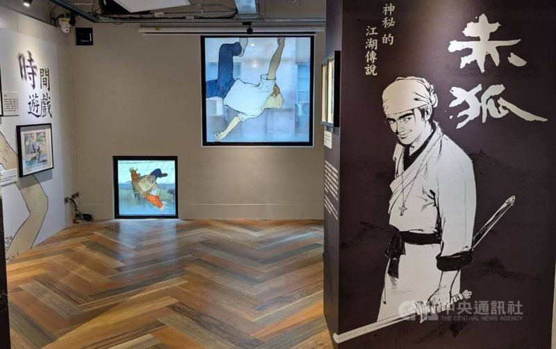 漫畫家陳弘耀2011年獨立出版科幻漫畫集「時間遊戲」,「自由.穿越 陳弘耀」紀念展中運用「時間遊戲」圖稿製作窗貼,讓觀眾可互動打卡,展期持續至24日。中央社記者王寶兒攝 114年8月6日
