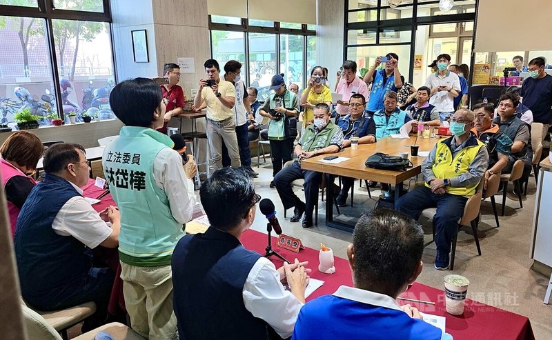 民進黨立委林岱樺等多名民代與高雄在地石化廠商,6日舉行記者會,呼籲為兼顧安全,高捷「東港林園線」應改採地下化建設。中央社記者董俊志攝 114年8月6日