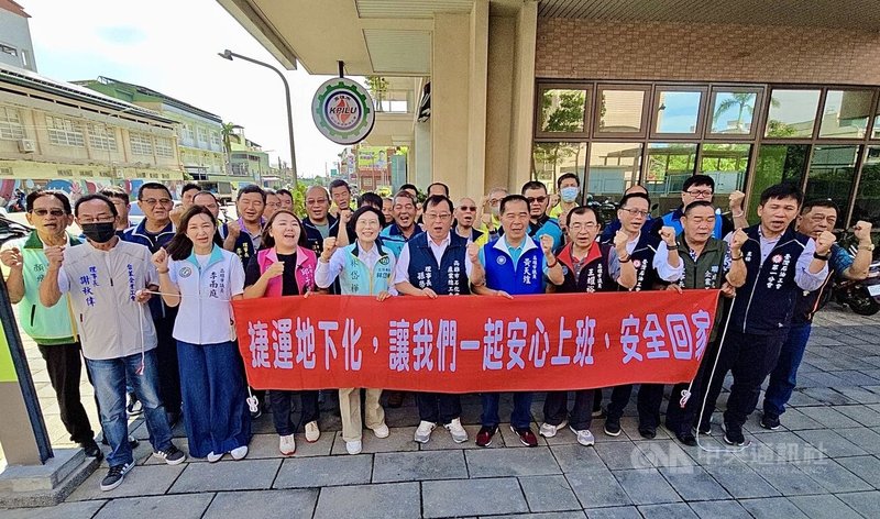 民進黨立委林岱樺(前左4)、國民黨高雄市議員邱于軒(前左3)等多名民代與高雄在地石化廠商,6日集結呼籲中央為確保公共安全及產業發展,將高雄捷運「林園東港林邊線」穿越林園石化專區路段改採地下化施工。中央社記者董俊志攝 114年8月6日