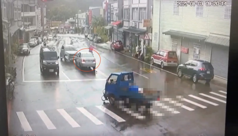 苗栗縣造橋鄉大西村台13甲線日前發生多車追撞事故，警方6日表示，經調查為自小客（紅圈處）闖紅燈撞擊藍色小貨車及曾姓老翁駕駛的轎車，老翁車輛挨撞後失控一路倒退嚕，波及擦路旁2車再撞民宅，事故共造成3人受傷。（警方提供）中央社記者管瑞平傳真 114年8月6日