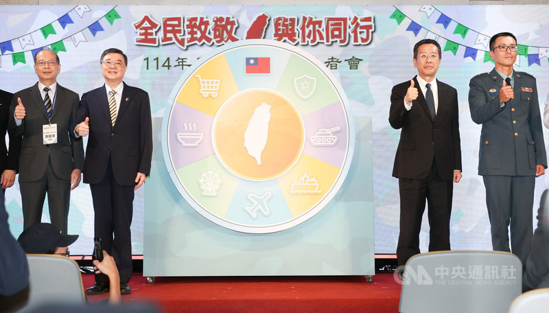 行政院長卓榮泰(左2)、國防部長顧立雄(右2)6日在台北出席114年軍人節敬軍記者會,和與會代表共同進行敬軍儀式並合影。中央社記者謝佳璋攝 114年8月6日