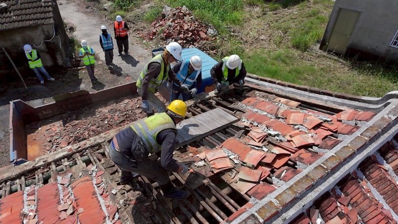 受颱風丹娜絲影響，台南地區受災嚴重計有17個行政區，交通部公路局指出，分配認養「鹽水區」為災害復原區域，已媒合11家廠商積極投入重建家園工作。（公路局提供）中央社記者余曉涵傳真　114年8月6日