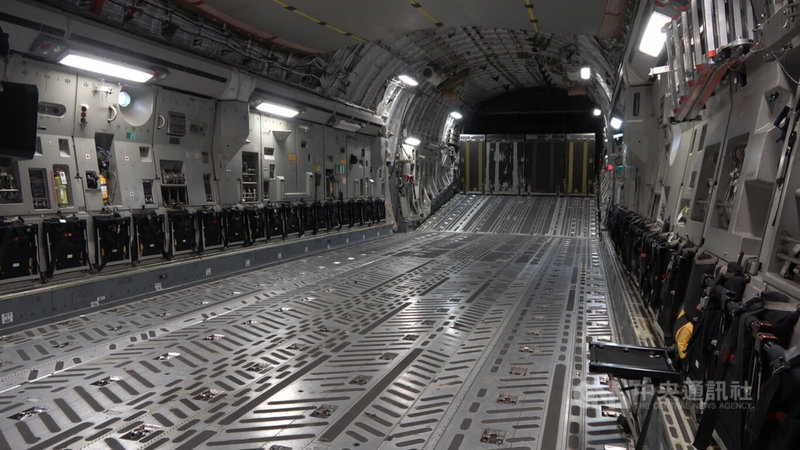 C-17運輸機可隨時滿載全副武裝的戰鬥部隊、主力戰車到達全球各處,成為美軍海外作戰常使用的戰略運輸機。攝於7月29日。中央社記者鍾佑貞阿拉斯加安克拉治攝 114年8月6日