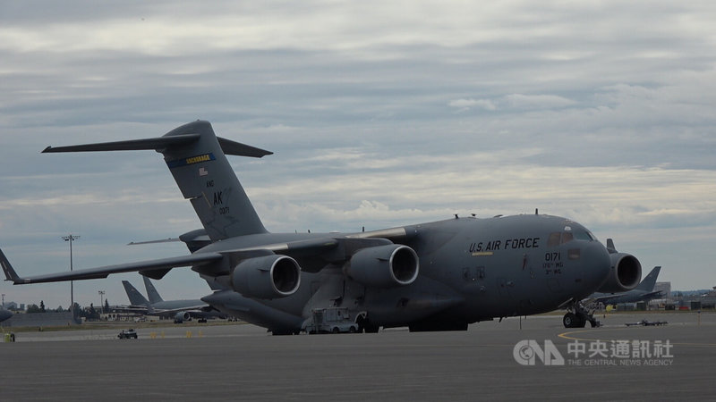 C-17運輸機為美國波音公司生產的軍用運輸機,具備短場起降能力,能適應多種機場跑道。攝於7月29日。中央社記者鍾佑貞阿拉斯加安克拉治攝 114年8月6日