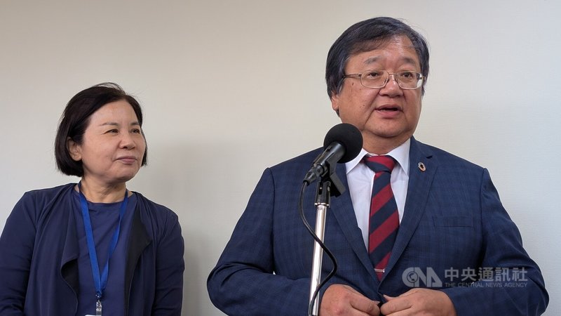立法院社福及衛環委員會6日邀請衛福部等單位就強化保護令之作為等進行專題報告，並備質詢。衛福部長邱泰源（右）於會前接受媒體聯訪。中央社記者曾以寧攝 114年8月6日