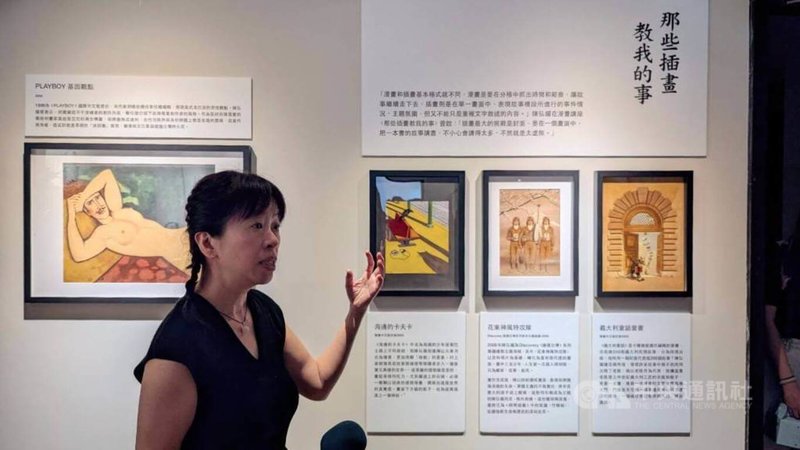 「自由.穿越 陳弘耀」紀念展6日開幕,策展人、漫畫家陳弘耀妻子鄭詠中(圖)導覽介紹陳弘耀作品,包含中文版「海邊的卡夫卡」書封等。中央社記者王寶兒攝 114年8月6日
