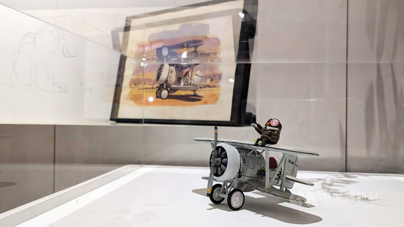 漫畫家陳弘耀曾發展個人品牌「空中小人」,以沒有翅膀卻成為飛行員的蒼蠅為主角,並為其發展系列周邊設定。6日在台灣漫畫基地開幕的「自由.穿越 陳弘耀」紀念展,特別展出空中小人模型。中央社記者王寶兒攝 114年8月6日