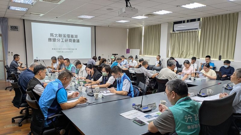 颱風薇帕外圍環流釀花蓮馬太鞍溪上游國有林地大規模崩塌,致土石阻塞河道成堰塞湖,初判無立即潰壩危險,但由於下游為萬榮鄉明利村,林保署花蓮分署6日邀集相關單位召開應變分工會議,研商堰塞湖影響範圍、災害應變等預防措施。(林業及自然保育署花蓮分署提供)中央社記者李先鳳傳真 114年8月6日