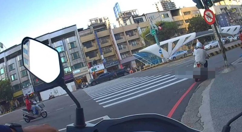 台中市1名男子日前騎機車遇警盤查,疑誤認自己被通緝,而展開逃亡模式,最後收到28張違規罰單,總額破新台幣18萬元。警方提醒,民眾在面對警方攔查時應冷靜配合,切勿因腦補劇情做出衝動舉動,不只荷包大失血,還可能危及自身與他人安全。(民眾提供)中央社記者郝雪卿傳真 114年8月6日