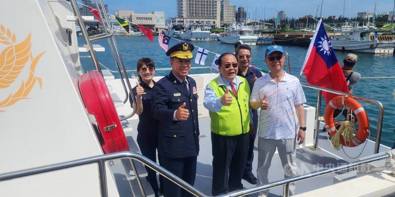 澎湖縣警察局建造「澎安9號」警艇6日舉行啟航儀式,澎湖縣長陳光復(前中)等人共同見證下,祈禱擲吉後順利啟航,並登船航行馬公港區,盛讚警艇平穩。中央社 114年8月6日