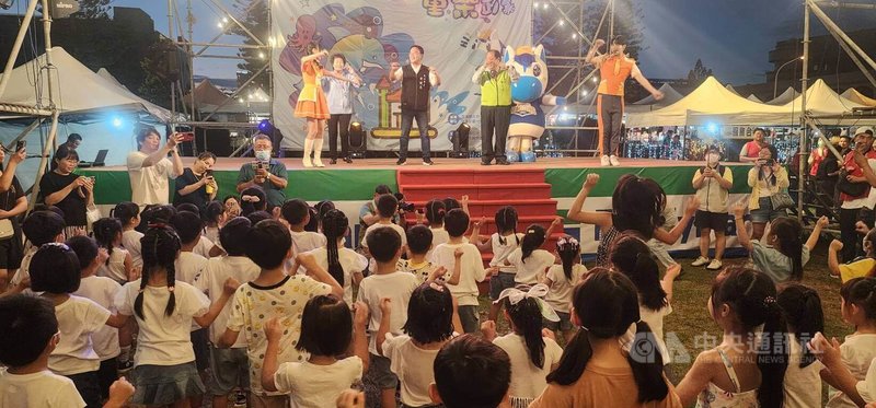 「2025馬公夏日童樂趴」活動6日在馬公市登場,澎湖縣長陳光復(台上右2)、市長黃健忠(台上右3)、馬公市代表會主席歐銀花(台上左2)等人一起和台下親子們同樂共舞,現場充滿歡笑聲。中央社 114年8月6日