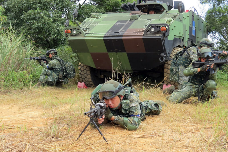 圖為2016年陸軍長青操演，操演部隊為裝甲542旅和機步234旅，約有5900人參與操演。（中央社檔案照片）