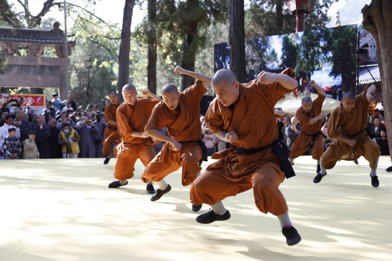 圖為少林武僧展示少林拳。(中新社)