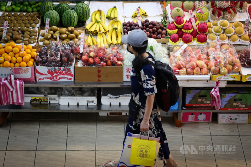 民眾經過台北水源市場一處水果攤。(中央社檔案照片)