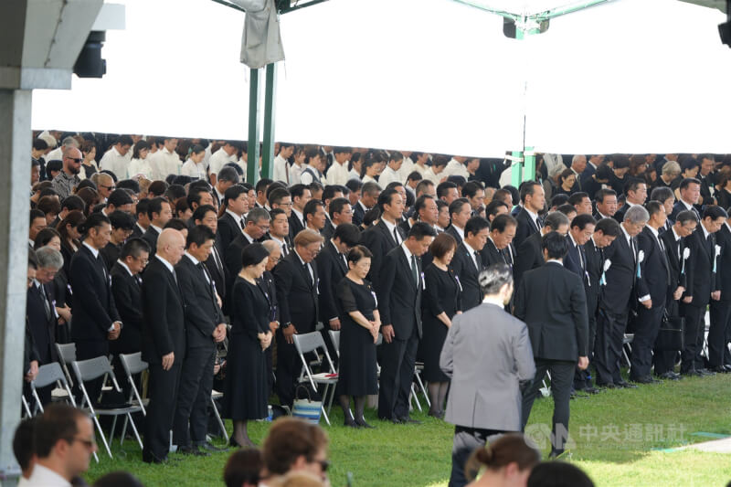 2025年8月6日是「原爆日」80週年紀念日。廣島市和平紀念儀式與會者6日在1945年美國投下原子彈的時間上午8時15分,集體默哀一分鐘。中央社記者楊明珠廣島攝 114年8月6日