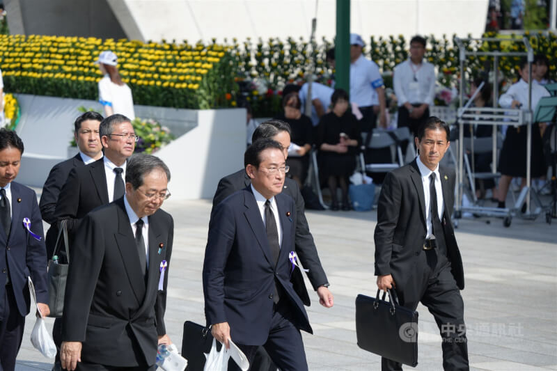日本前首相岸田文雄(中)出席6日紀念儀式。中央社記者楊明珠廣島攝 114年8月6日