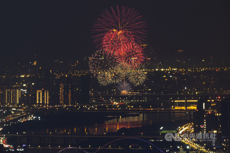 連續300秒的煙火在夜空繽紛綻放。中央社記者鄭清元攝 114年8月6日