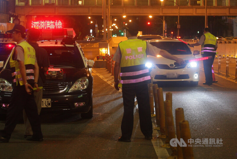 圖為台北市警方執行酒測勤務。（中央社檔案照片）