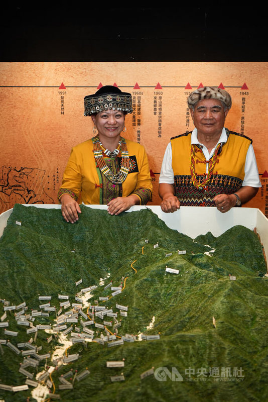 屏東縣來義鄉來義村族人劉雪鳳(左)及其父劉清勇(右),致力找回當地排灣族群老地名,6日在「七十歷來。回義─來義遷村70週年影像特展」透過傳統領域立體地圖展現成果。中央社記者黃郁菁攝 114年8月6日