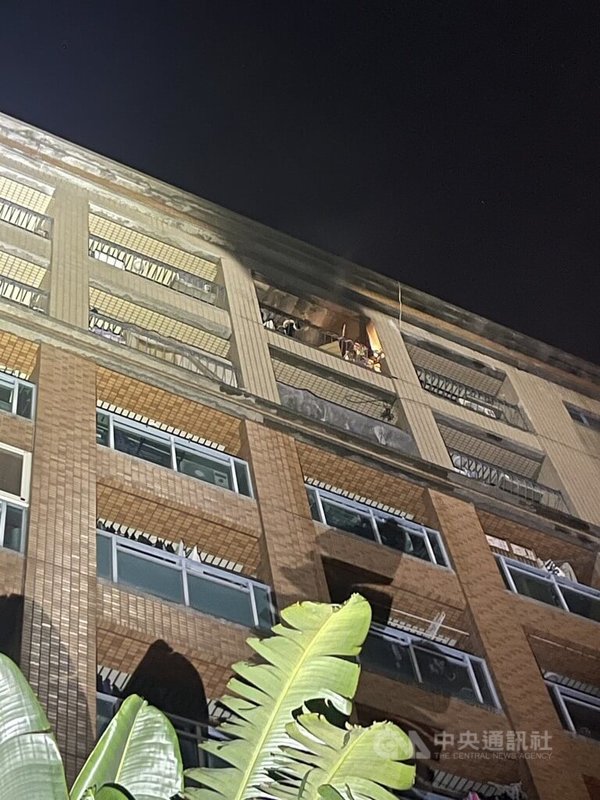 台中市西區1處社區住宅5日晚間發生火警，消防局獲報後派遣消防人車到場撲滅，並在屋內陽台發現1名男子已明顯死亡，起火原因由火調人員調查釐清。（翻攝照片）中央社記者蘇木春傳真　114年8月6日