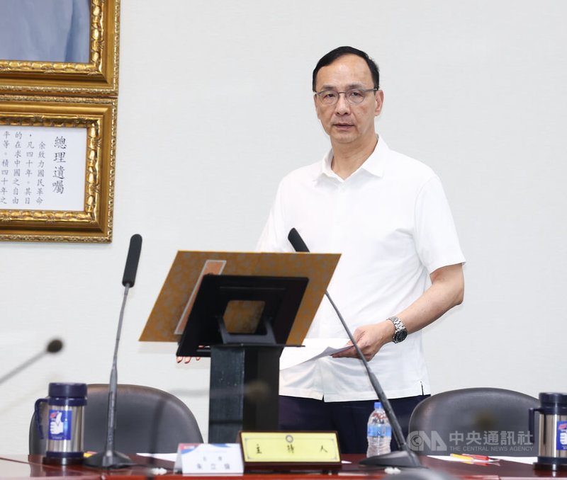 國民黨6日下午在中央黨部召開中常會,由黨主席朱立倫(右)主持會議。中央社記者謝佳璋攝 114年8月6日