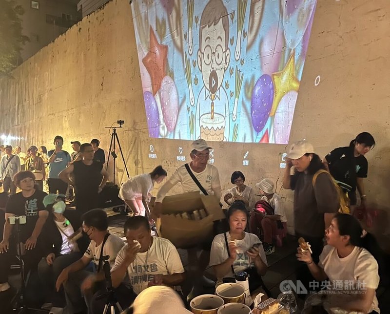 民眾黨前黨主席柯文哲涉京華城案、政治獻金案遭起訴,羈押禁見。適逢柯文哲66歲生日,不少支持者6日晚間在台北看守所前人行道聚集,多人身穿印有「柯文哲清清白白」文字的T恤。中央社記者趙敏雅攝 114年8月6日