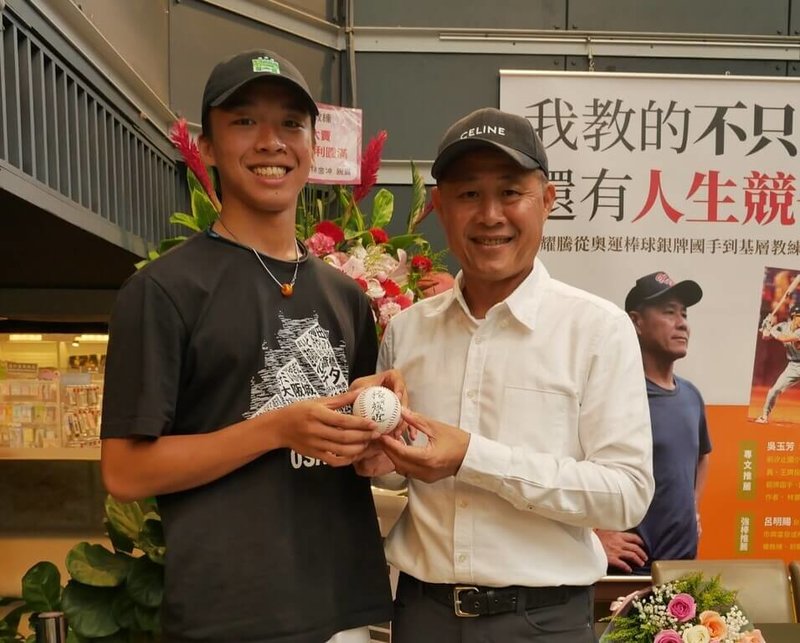 奧運棒球隊銀牌國手張耀騰（右）近日發表新書「我教的不只是棒球，還有人生競爭力」，分享20年執教生涯，指導過超過500名球員的心得。（張耀騰提供）中央社記者陳至中台北傳真　114年8月6日