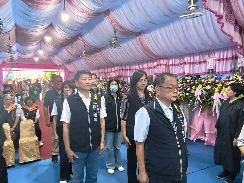台中沙鹿區六路里長陳永祥的父親陳國馨日前辭世，遺屬捐出喪葬費遺愛人間，告別式7日舉行，民政局長吳世瑋（前）代表市長盧秀燕出席公祭，表達市府對地方耆老的敬意與哀悼。（台中市政府提供）中央社記者趙麗妍傳真  114年8月7日