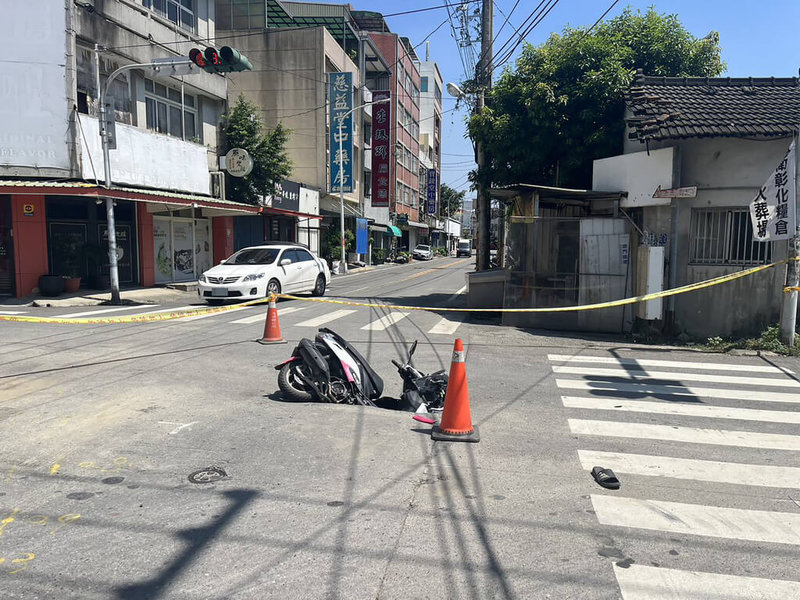 彰化縣二林鎮照西路及中正路口馬路塌陷出現坑洞，謝姓男子7日騎車行經疑閃避不及導致整輛車陷入洞中、男子摔飛受傷，目前現場已拉起封鎖線暫時封閉。（民眾提供）中央社記者鄭維真傳真  114年8月7日