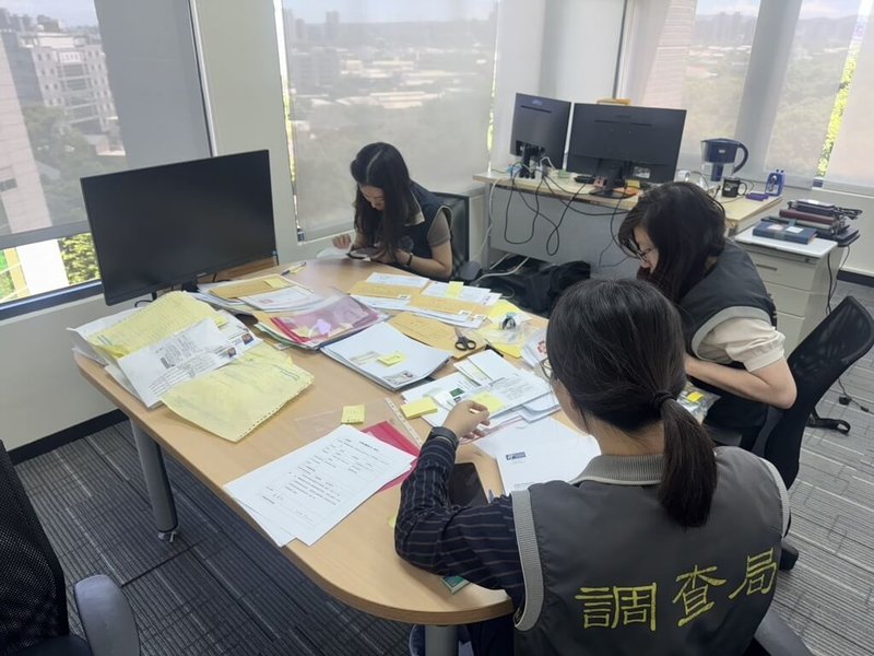 法務部調查局近期偵辦16家中企挖角竊密案,分別動員個外勤處站,報請多個地檢署指揮偵辦。圖為調查人員搜索中企在台營業據點,並查扣相關帳冊。(調查局提供)中央社記者謝幸恩傳真 114年8月7日