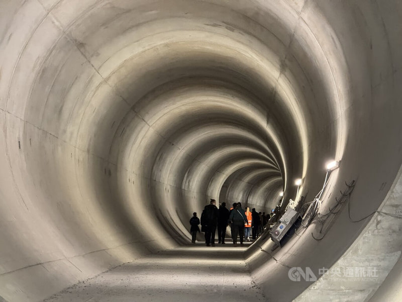 布拉格地鐵D線仍在施工階段,首段路線預計2033年開通,最終完工為2036年。建設計畫分多個階段施工,雖進展穩定,但距離全面啟用仍尚待時日。圖為布拉格市政府日前開放民眾參觀興建中的地鐵D線。中央社記者劉郁葶布拉格攝 114年8月7日