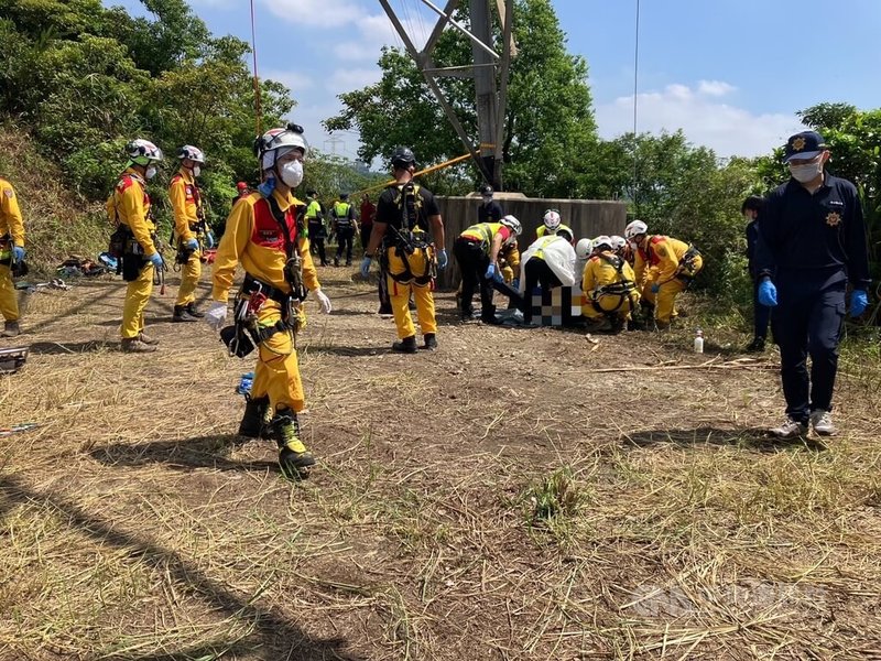 桃園市龜山區一處高壓電塔被發現有民眾吊掛在電線上且已死亡;警方初步排除他殺,死者疑為失聯外籍勞工。(翻攝照片)中央社記者葉臻傳真 114年8月7日