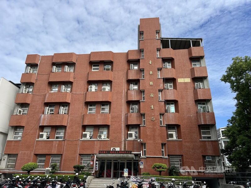 台東縣衛生局副局長鍾明霞遭檢方以辦活動剩餘經費供招待長官及購買禮券個人使用，依貪污罪起訴；法院審理認鍾員公款公用，僅涉偽造文書判2年，緩刑5年，全案還可上訴。圖為台東縣衛生局外觀。中央社記者盧太城台東攝　114年8月7日