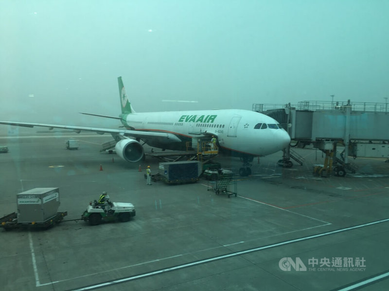 長榮航空7日上午桃園飛往馬尼拉航班，起飛後因艙壓出現異常訊息返航，已安全降落桃園國際機場。圖非當事航班。中央社記者余曉涵攝　114年8月7日