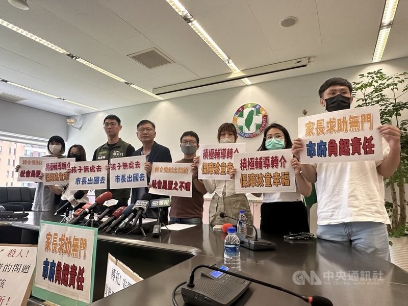 台中市梧棲區某托嬰中心因不實登載遭取消準公托資格，近60名孩童受影響。民進黨台中市議員王立任（左4）7日陪同多名家長出席記者會，控訴市府轉介態度消極，孩子面臨無處可去。中央社記者趙麗妍攝  114年8月7日