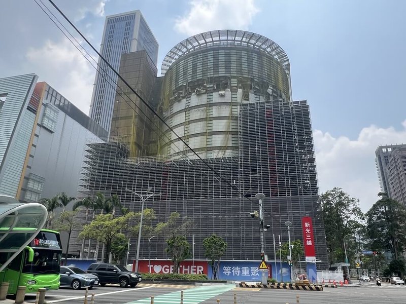 台中新光三越百貨於2月13日發生氣爆釀5死，暫停營業至今，部分廠商7日接獲業者口頭通知做好復業準備，希望9月底能復業。中央社記者郝雪卿攝   114年8月7日