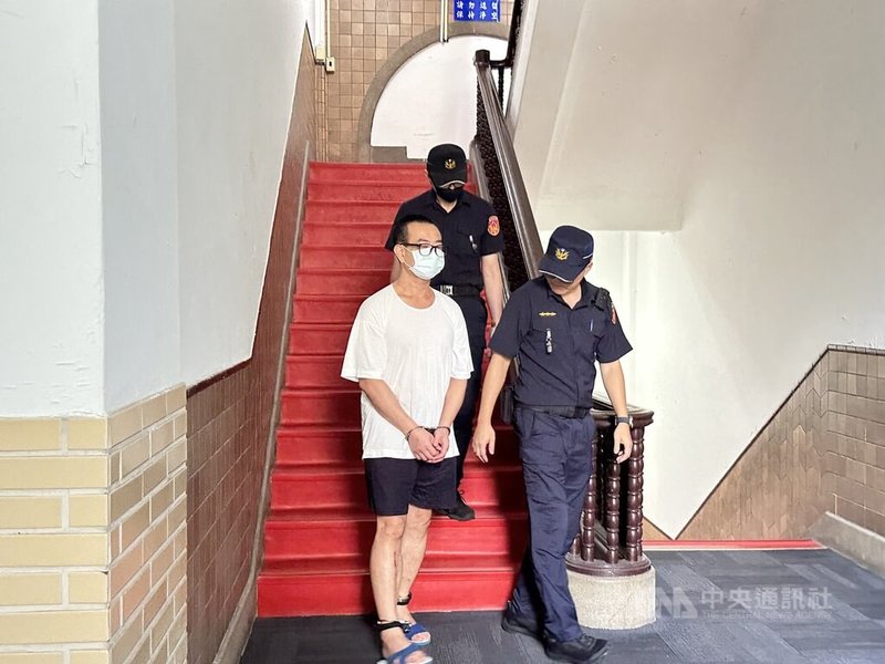 男子連佐銘(白衣者)殺害同學並向家屬勒贖遭判死刑定讞。連佐銘聲請再審,7日於庭訊時表示,經過20幾年,他真的知道錯了,盼再給他一次機會、開啟再審。圖為連佐銘庭訊後由法警戒護還押。中央社記者劉世怡攝 114年8月7日