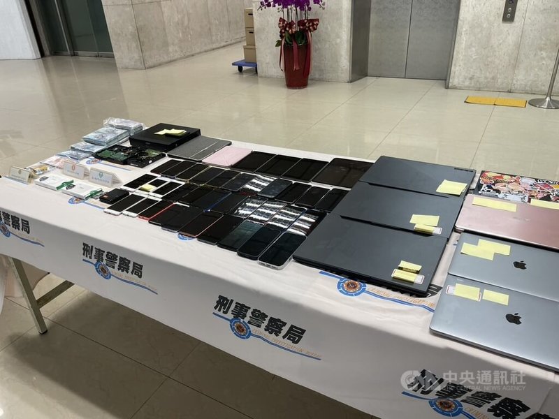 刑事局與美國國土安全調查署聯手查緝藏身科技公司的詐騙網站工程師集團，查出此公司協助製造700餘個詐騙網站，陸續逮捕51歲吳姓男子等人送辦並查扣相關贓證物，7日舉行記者會說明查緝偵辦過程。中央社記者劉建邦攝  114年8月7日