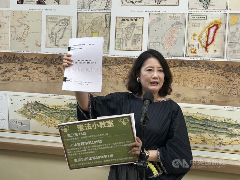 立法院法制局最新報告指出，「憲法判決對立法院的約束效力，立法機關僅有尊重義務，尚無遵從之必要」，引發爭議。民進黨立法院黨團幹事長吳思瑤7日表示，該報告毫無專業。中央社記者林敬殷攝  114年8月7日