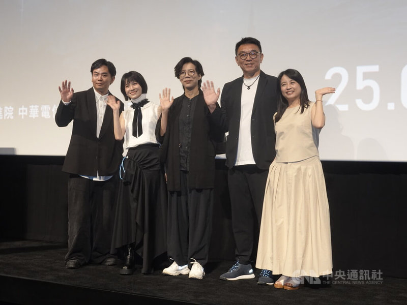 「零日攻擊」是2025年播出的台灣詩選電視劇,故事以共軍對台灣採取軍事行動為假想前提,探討台海戰爭時,台灣社會可能面臨的狀況。該劇7日在東京辦首映會。(右起)製作人鄭心媚、合資製作人林錦昌,第3集導演蘇奕瑄、女星連俞涵、男星楊大正等人上台講述參與拍片心得。中央社記者楊明珠東京攝 114年8月7日