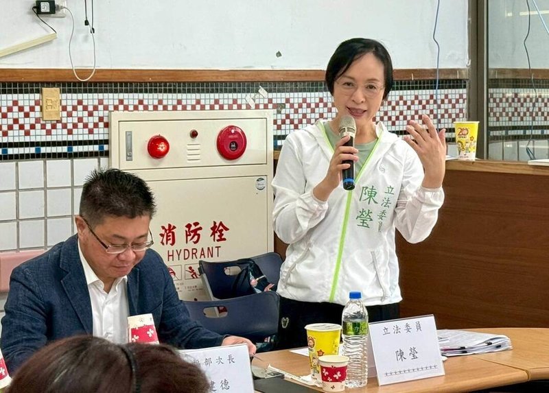 立法院社會福利及衛生環境委員會7日考察「蘭嶼醫療照護資源及垃圾處理現況」，上午先考察醫療部分。民進黨立委陳瑩（右）表示，目前興建蘭嶼醫院用地已取得，後續將督促衛福部於10月提出興建計畫。（陳瑩服務處提供）中央社記者盧太城台東傳真  114年8月7日