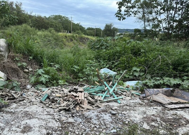 苗栗縣銅鑼鄉國道高架下日前遭人傾倒石棉瓦等廢棄物，警方7日表示，從現場遺留1張疑似廠商的貨物單據，查出湯姓男子（53歲）修繕房屋後任意棄置，依廢棄物清理法送辦。（警方提供）中央社記者管瑞平傳真　114年8月7日
