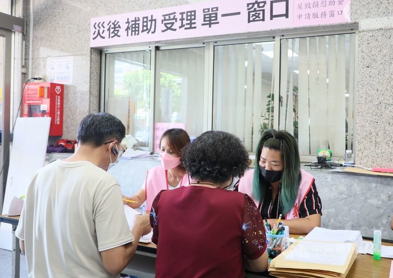 勞動部核定嘉義縣提供800個臨時職缺,從事風災後重建工作,嘉義縣府並增90名臨時工人力,投入救災及重建。圖為義竹鄉公所臨時工助災民申請災後補助。中央社記者蔡智明攝 114年8月7日