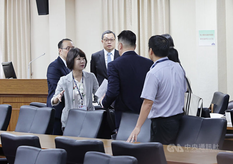 立法院外交國防委員會7日召開機密會議,邀請外交部、行政院經貿談判辦公室出示台美關稅談判相關文件,外交部次長陳明祺(後中)、行政院經貿談判辦公室副總談判代表顏慧欣(前左)上午至立法院出席會議。中央社記者裴禛攝 114年8月7日