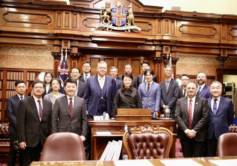 台中市長盧秀燕(中,黑外套者)率團至澳洲參訪,7日前往新南威爾斯州議會進行交流。(台中市政府提供)中央社記者郝雪卿傳真 114年8月7日