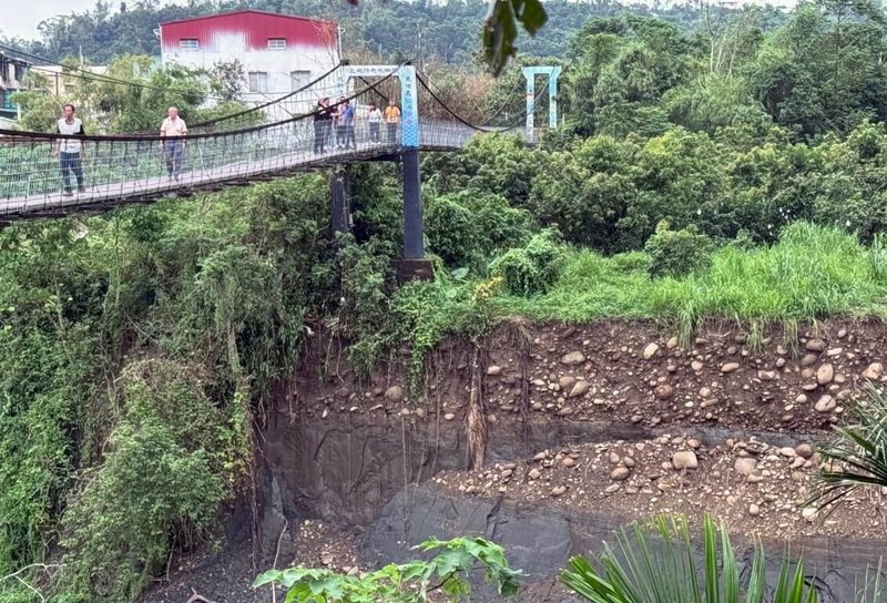 義仁吊橋橫跨牛稠溪,是嘉義縣竹崎鄉灣橋、義仁、義和3村村民重要交通動線,也是看夕陽及曲流好去處,受0728豪雨影響,橋墩岌岌可危。(陳冠廷提供)中央社記者蔡智明傳真 114年8月7日