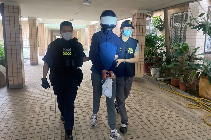 自稱職業為模特兒的法國籍M男（中），航空警察局調查發現，M男接受販毒集團招待至泰國旅遊，並於返程時交付毒品大麻運輸回國，在過境桃園國際機場返回法國巴黎時遭專案小組查獲。（航空警察局提供）中央社記者吳睿騏桃園機場傳真　114年8月7日